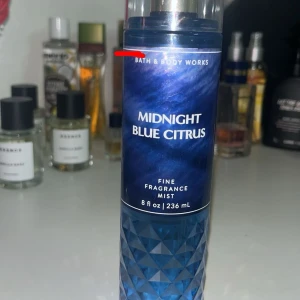 Fragrance Mist från Bath & Body Works - Fräsch och uppfriskande doftspray med en citrusdoft från Bath & Body Works. Flaskan är blå med ett elegant mönster och innehåller 236 ml av doften Midnight Blue Citrus. Endast tagit några få sprut