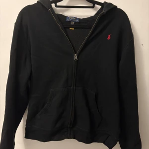 Svart hoodie från Ralph Lauren - Säljer en svart hoodie från Ralph Lauren. Säljer för den va för liten för mig. Använd fåtal gånger. Skick 9/10 Köpt för 1499kr. 