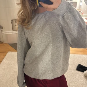 Grå sweatshirt  - Grå sweatshirt från hm i S