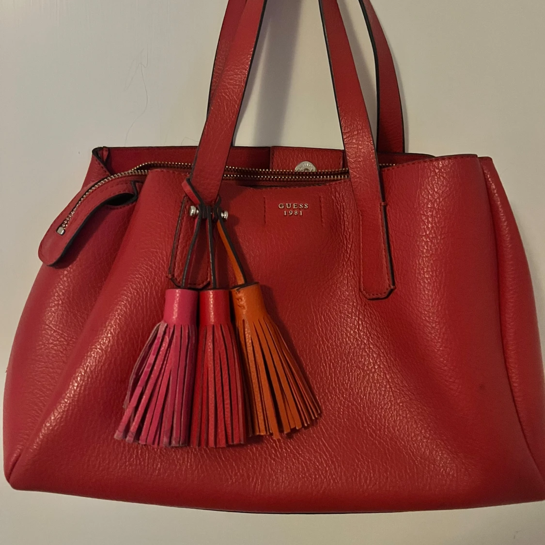 Röd axelväska från Guess