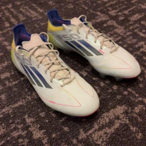 Adidas F50 fotbollsskor - Säljer nu mina f50 skor. Skorna är i ett väldigt bra skick och bara använda ett fåtal gånger. Väldigt sällsynta skor som du inte ser många bära ute på planen. Skorna är den bästa modellen. Det medkommer även en extra sula och boxen! Hör av er vid frågor eller intresse!