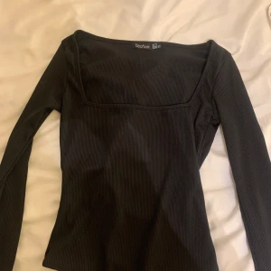Svart ribbad bodysuit topp  - Snygg svart ribbad bodysuit med fyrkantig halsringning. Den är aldrig använd endast tvättad. 