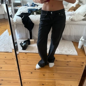 Jeans NaKd - Jättefina baggy low waist jeans från NaKd. Endast använd ett fåtal gånger. Säljer pga av fel storlek.☺️