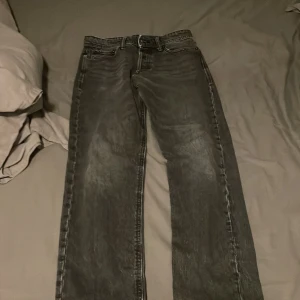 Jack and Jones jeans svart grå  - Säljer nu ett par jeans som är för små det ör storlek 30-32 inga skador elr hål skrev vid frågor och funderingar!!!