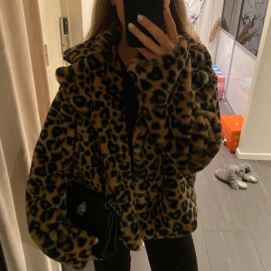 Leopardmönstrad pälsjacka - Säljer en leopardmönstrad pälsjacka med långa ärmar. Jackan har en oversized passform på mig som brukar bära XS/S . Passar för höst och vår. 