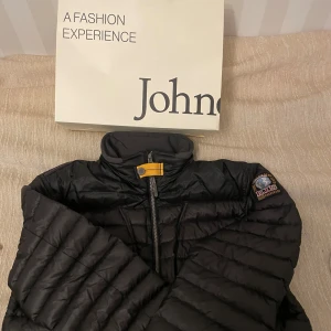 Svart dunjacka från Parajumpers - Snygg svart dunjacka från Parajumpers med broderad logga på ärmen. Jackan är i perfekt skick inga fel eller hål! Intresserad? För mer info kontakta  