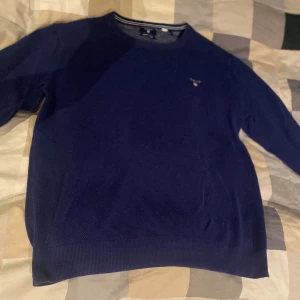 Mörkblå tröja från GANT - Säljer en stilren mörkblå tröja från GANT i premium bomull. Storleken är XXL men den sitter mer som en L. Passar även M. 