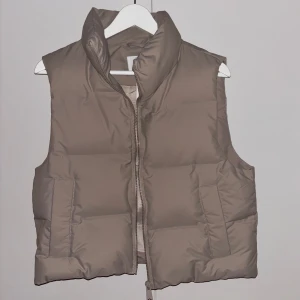 Beige väst - Oanvänd väst från primark. Står EUR storlek 38/40 men sitter som 36! Köpt för 18 pund = ca 240kr