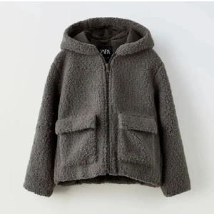 Grå populär teddyjacka från Zara - Intressekonll på denna mysiga populära gråa teddyjackan från Zara 💖💖💖💖Perfekt till våren, jackan är i bra skick! 🫶🏼🫶🏼🫶🏼😚😚(zara barn storlek: 164, men passar som xs/s)