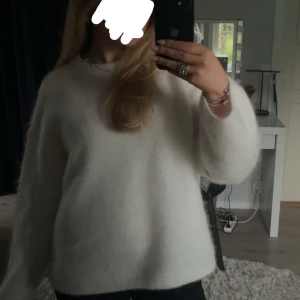 Vit fluffig tröja - Mysig och fluffig vit tröja från h&m i mohairmix, nypris 700kr !intressekoll!☺️