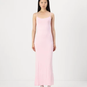 Ljusrosa långklänning - Super söt rosa Maxi klänning ifrån Gina Tricot. Använd 1 gång, säljer då den inte kommer till användning.