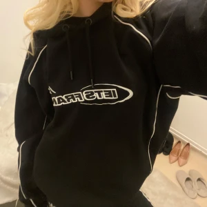 Svart Hoodie - Svart hoodie från iets frans, Urban outfitters