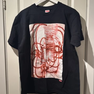 Supreme Christopher Wool Tee  - Condition 8/10, Nypris: 1000. Säljs för: 299