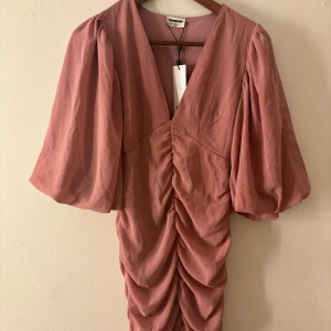 Oanvänd klänning - Säljer en otrolig klänning som är köpt på Vero Moda men som tyvärr aldrig har kommit till användning. Köptes för 499:- (prislappen kvar), strl XS. Säljer för 50:-