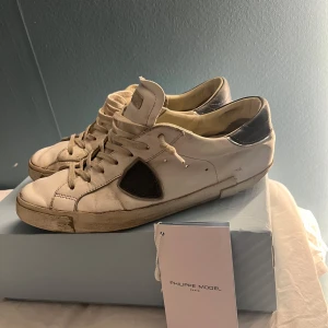 Philippe model - Säljer nu dessa Philippe models i stl 42 men passar även 43. Skick 7/10 har flera antal små defekter men har fortfarande mycket kvar att ge. Har även ett hål i hälarna men som nu är limmat men kan  fortfarande gå upp. Nypris ≈ 3600kr, mitt pris 699 pga skicket. Skriv vid minsta fundering😊 Fraktar inom 24h!