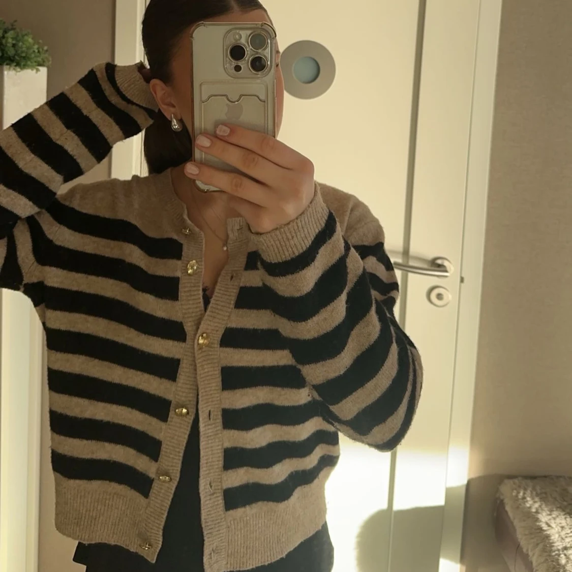 Randig kofta med knappar