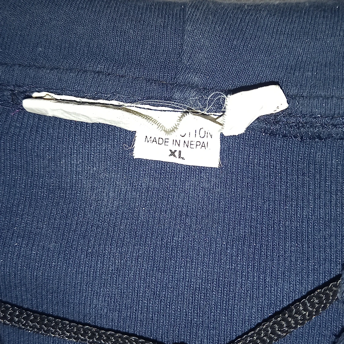 Mörkblå jacka med färgglada detaljer och med annorlunda huva - 93