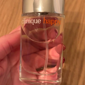 Clinique Happy parfym 30 ml - Säljs den parfymen för jag har kronisk migrän så jag säljer mina parfymer som jag inte kan använda. Den är nästan ny och är fortfarande full. 30 ml. Jag säljer även flera av mina parfymer på min Plick sida, ta gärna en titt där och om ni söker nån särskild parfym att köpa :)