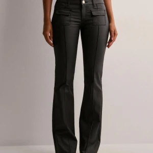 Svarta skinnbyxor nelly - Snygga svarta bootcut byxor från nelly!!🩷