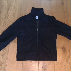 Overshirt  - Svart overshirt från Jack and Jones. Nypris runt 1000.