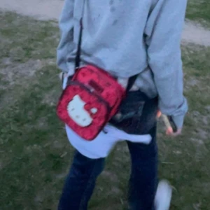 Hello kitty väska  - En sjukt cool hello kitty väska som är i jätte bra skick! 💓den har dock en defekt på baksidan men ingenting som man märker av då hellokitty sidan ska vara utot💓