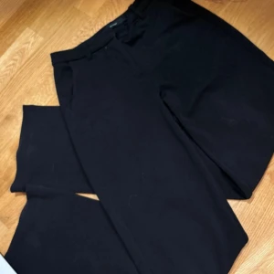 Svarta kostymbyxor - Snygga svarta kostymbyxor med klassisk design. Perfekta för en stilren look. De har en rak passform och är tillverkade i ett mjukt material som ger en bekväm känsla. Mina favoriter som tyvärr inte passar längre 🩷