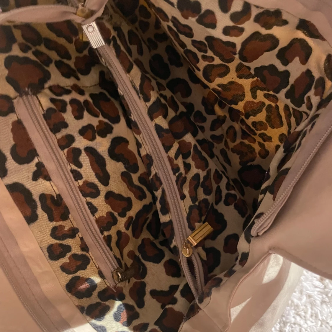 Beige och lila axelväska med leopardmönster - 2