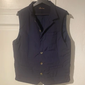 Mörkblå väst från Stenströms - Snygg mörkblå väst från Stenströms med knappar framtill. Perfekt för lager-på-lager-stil och ger en stilren look. Passar bra till både vardag och mer uppklädda tillfällen. Perfekt nu inför våren. Nypris: 3600. Storlek M men passar också S. Skick 9/10. Hör av er vid funderingar!