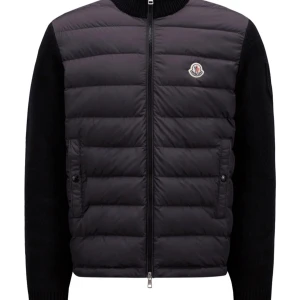 Moncler cardigan  - Intressekoll på Moncler cardigan!! Storlek s/1, knappt använd kvitto och allting finns!!