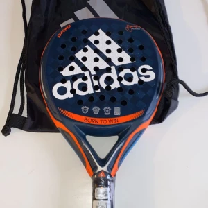 Adidas born to win  - Adidas born to win ett rack till den mer avancerade spelaren. Sprillans nytt aldrig använts. (Nypris 2500)