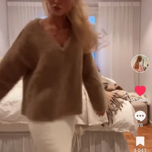 Beige fluffig tröja med v-ringning - Sååå mysig tröja som är slutsåld 