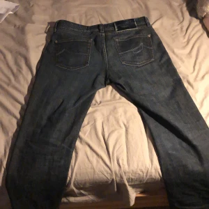 Mörkblå jeans från Jacob Cohen - Säljer ett par snygga och trendiga jeans från Jacob cohen, jeansen är i otroligt bra skick och är i storlek W28 L30. Nypris på jeansen är runt 5000kr men mitt pris är 1199. Priset går självklart att diskutera.