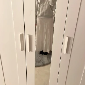 Vit långkjol från 157 - Säljer en vit långkjol från 157. Kjolen har en elastisk midja och ett flödande fall som ger en luftig känsla. Perfekt för en avslappnad stil.