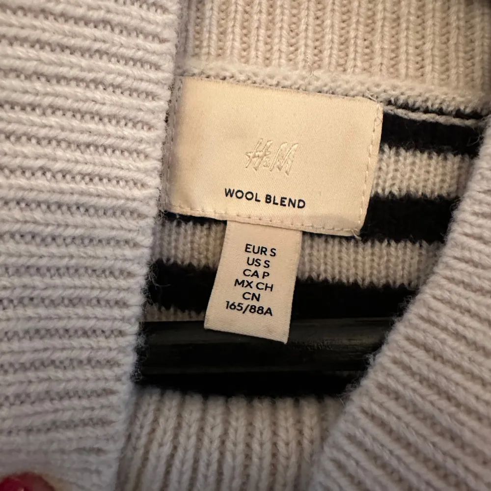 Säljer en mysig randig polotröja från H&M i ullblandning. Använd fåtal gånger. Tröjan har svarta och vita ränder med långa ärmar och en bekväm polokrage. Perfekt för kyliga dagar!. Neuletakit & Villapaidat.