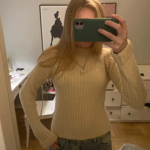 calvin klein tröja - Sjukt mysigt stickad tröja ifrån calvin klein 🧸🧸nypris runt 1400 tror jag