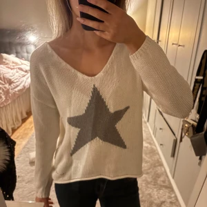 Vit stickad tröja med stjärna - Jätte fin vit stickad tröja men en stjärna på🌟