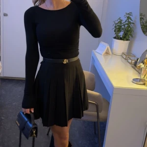 Kjol  - Elegant svart kjol aldrig använd endast testad