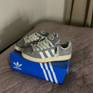Grå Adidas campus 00 sneakers - Säljer ett par grå Adidas sneakers i storlek 46 men skulle säga att skorna passar storlek 45 ochså!