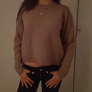 Beige stickad tröja - Mysig beige stickad tröja med långärmad design. Perfekt för kyligare dagar och enkel att matcha med olika outfits.