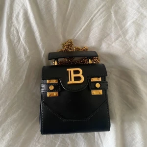 Balmain väska  - Balmain väska köpt på NK. Använd ett fåtal gånger, Fläck inuti men övrigt fin. väskan är i jätte bra skick  Kvitto/ serienummer på en av bilderna.  Ord pris +13 000kr. 