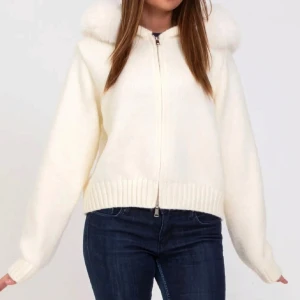 Alessa jacka  - Super snygg alessa jacka i vit❤️säljer då jag ska gå upp en storlek för gillade inte hur den satt på mig ❤️vill få sålt snabbt, så postar samma dag eller dagen efter ni köpt🥰kan gå ner i pris vid snabbt köp