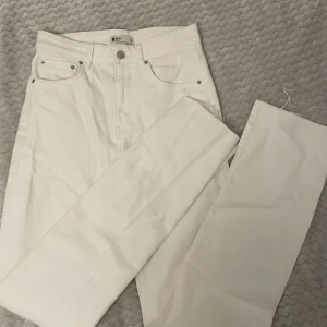 Vita jeans från Gina Tricot - Vita jeans från Gina Tricot med slits nere vid fötterna🤍 