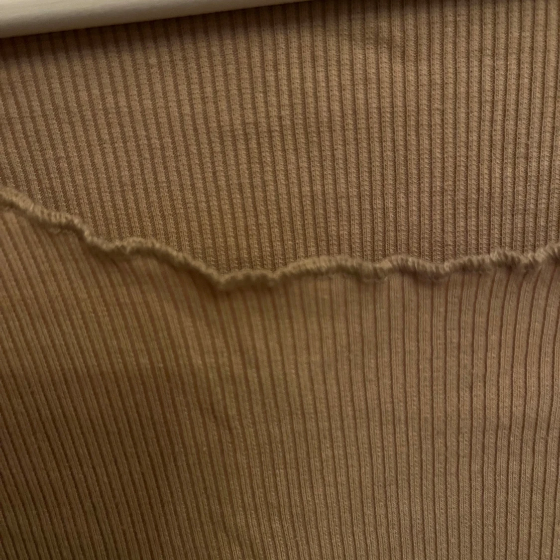 Beige ribbad långärmad topp - OANVÄND - 91