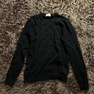 Mörkblå tröja från Bläck - Snygg mörkblå tröja från Bläck. Mycket bra skick. Hör av dig vid funderingar!