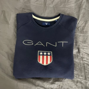 GANT  - Säljer min så fina gant sweatshirt då den inte kommer till användning💕Storlek XS, den ser inprincip helt ny ut, köptes för 1300💖