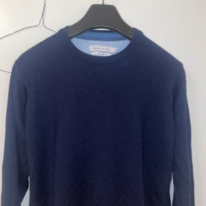 Merinoull tröja - Mörkblå merino ull tröja i fint skick. Passar även S