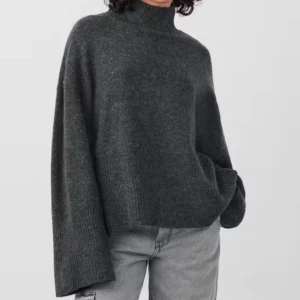 Stickad tröja  - Super fin stickad tröja från Gina Tricot som är helt slutsåld online och i butik. Den har lite öppna sidor också. I bra stick, lite noprrig som går att fixa med en nopp maskin 