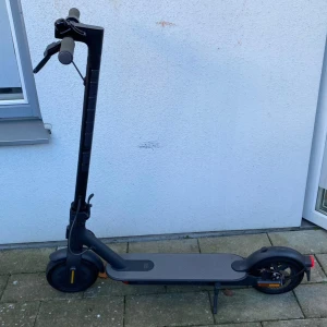 Elscooter till salu – Maxhastighet 20 km/h, punktering på framdäcket, utkörning till Malmö - ACCEPTERAR KONTANTBETALNING 💵  Hejsan! 👋  Elscootern har en maxhastighet på 20 km/h 🚶‍♂️ och en räckvidd på 30 km. Framdäcket har punktering ⚠️, men det påverkar inte körningen nämnvärt. Bakdäcket är i bra skick och utan punktering. ✅ meddela kring frågo