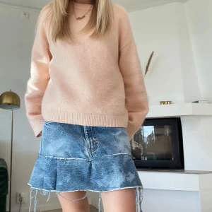 Blå jeanskjol med volang - Trendig blå jeanskjol med volang. Kjolen har en kort längd och en snygg tvättad look. Midjemått rakt över är 39cm💞💞