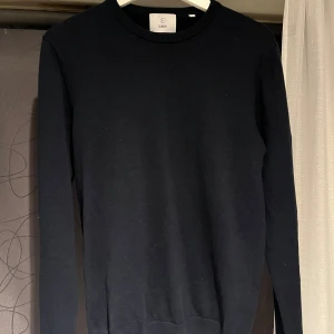 stickad tröja - Stickad tröja från bläck. Marinblå storlek Small. Bra skick och sparsamt använd. Vid frågor bara att höra av sig!